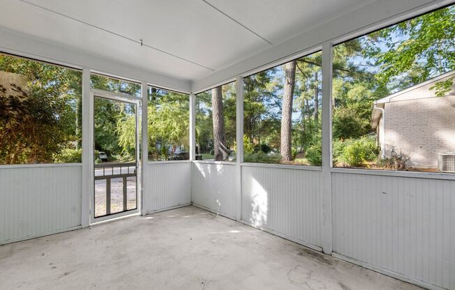 3 Bedroom Ranch near Duke Raleigh Hospital, Fenced-in Yard, Pet Friendly!