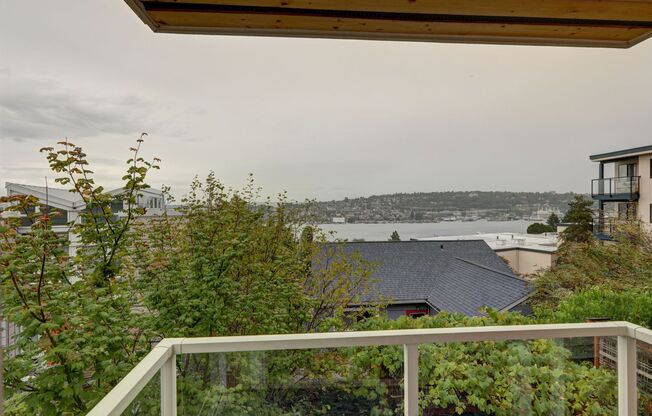 Grand 4 bedroom /2.5-bathroom Townhome w/ Sweeping Views of Lake Union & Cascades!