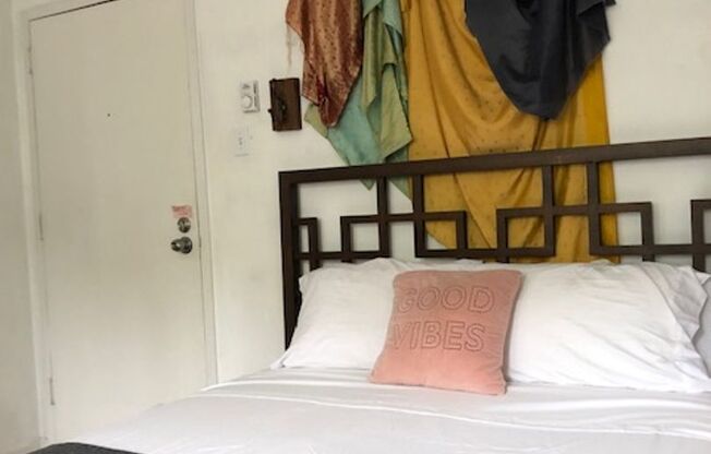 Studio, 1 bath, $1,099, Unit B03