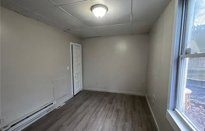 2 beds, 1 bath, $775, Unit Down