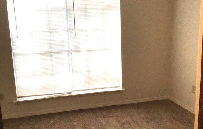 2 beds, 2 baths, 995 sqft, $800, Unit 22