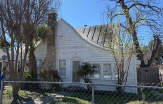 50% Off First Month's Rent! Renovated 3BR Home w/ Hardwood Floors | Water Included – San Antonio