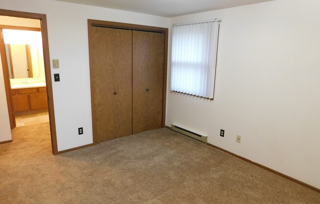 2 beds, 1 bath, $830, Unit 30-204