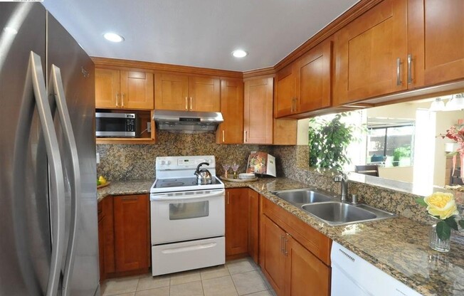 COMING SOON! | $3290 / 3 BR - GORGEOUS NEWARK TOWNHOME