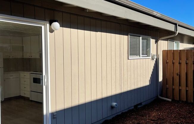 2 beds, 1 bath, 845 sqft, $1,595, Unit 26