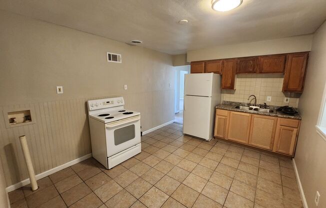 3 beds, 1 bath, $1,300