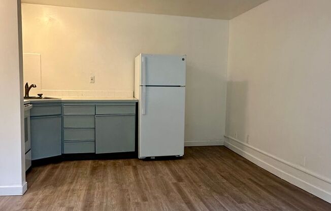 Studio, 1 bath, 250 sqft, $1,295, Unit 09