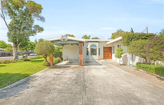 Spacious 4 bed, 2.5 Bath Home with Bonus Room and Pool in Palo Alto!