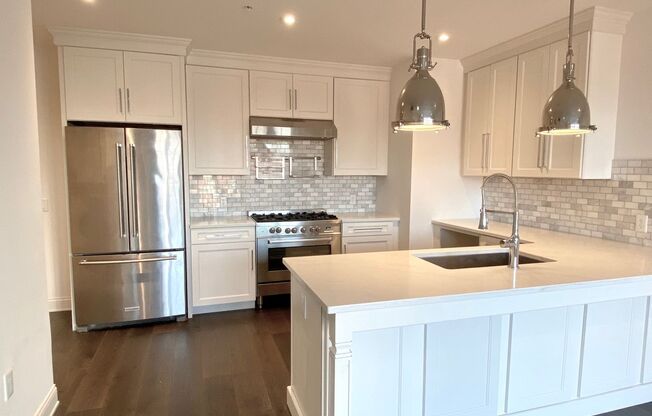 1 bed, 1 bath, 738 sqft, $1,900, Unit 305W