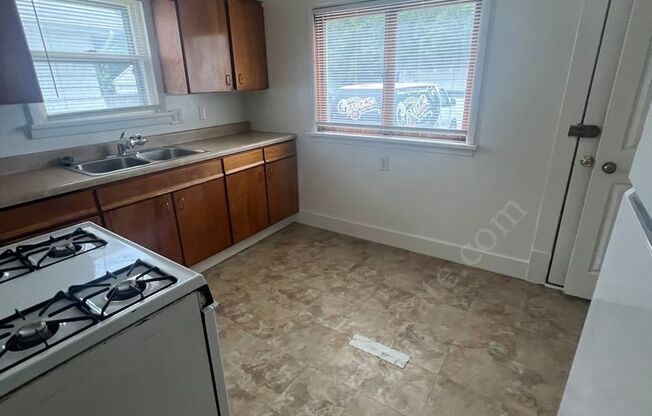 2 beds, 1 bath, $1,050