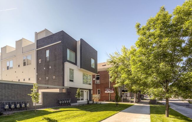 City View Haven: Modern 2-Bed Townhome in LoHi/Highlands Square!!!