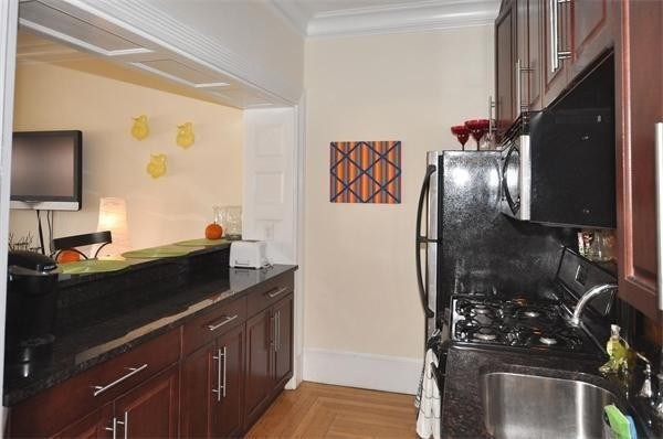 3 beds, 2 baths, 1,048 sqft, $6,000, Unit 44
