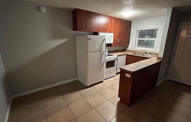 Fantastic 1/1 unit in central Sarasota, near 41 and beaches!