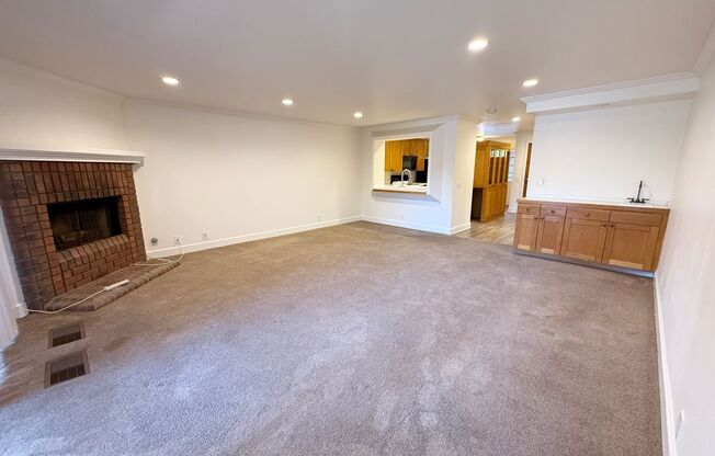 Spacious 2 Bed / 2 Bath Condo in Prime UTC/La Jolla Location!