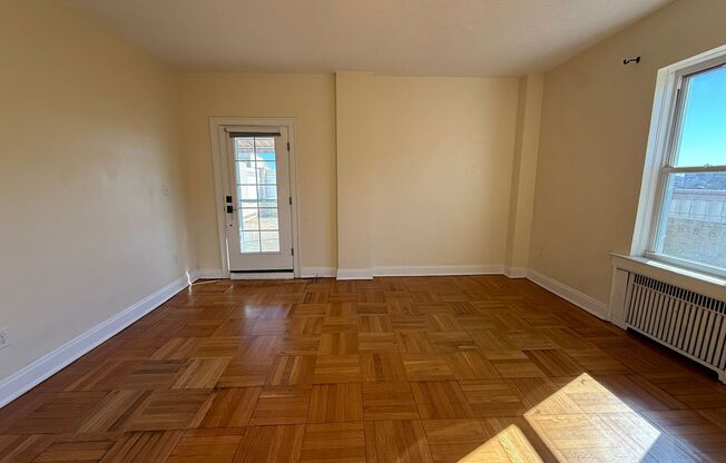 1 bed, 1 bath, 803 sqft, $2,450, Unit Royal York 1106