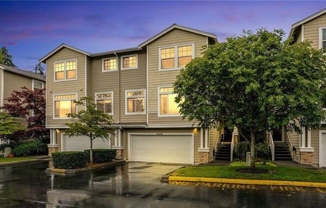 Amazing 4 bedroom, 2.5 bathroom townhouse in Kirkland.