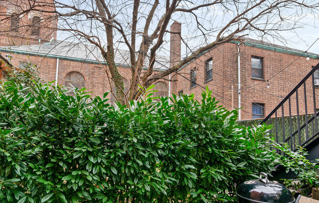 290 MANHATTAN AVE