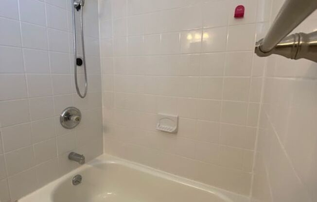 2 beds, 1 bath, $2,100, Unit Apt 3 - 24 Bay Ave