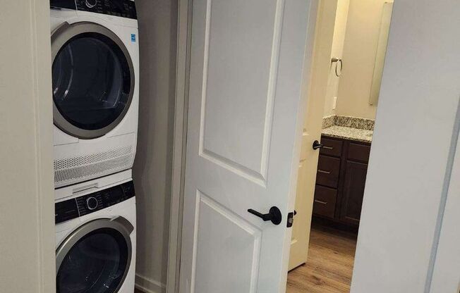 1 bed, 1 bath, 735 sqft, $1,770, Unit 215