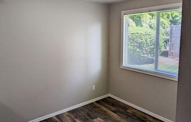 2 beds, 1 bath, 889 sqft, $1,295, Unit 33