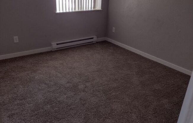 3 beds, 1 bath, 1,100 sqft, $1,200