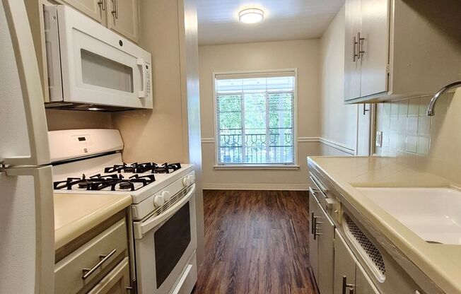 1 bed, 1 bath, $1,600, Unit 10