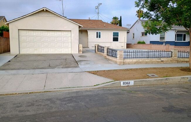 Arleta 3+2 w/walk-in closet, backyard + 2 car garage!