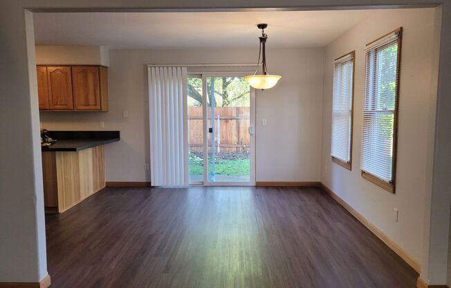 Milwaukie home- 3 bedroom 2.5 bath home with large shop! Great location