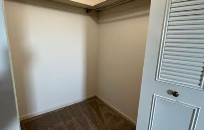 2 beds, 1 bath, 900 sqft, $1,525, Unit 933