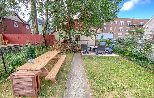 1 bed, 2 baths, $1,300, Unit 52 Linden - Room 1