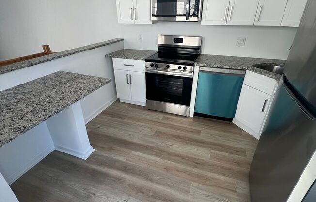 3 beds, 1.5 baths, 1,000 sqft, $1,900, Unit 2352 W Thompson 1st floor