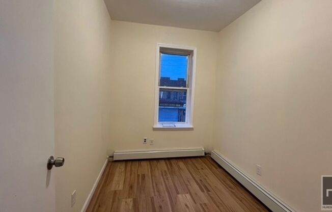 2 beds, 1 bath, $2,000, Unit 2A