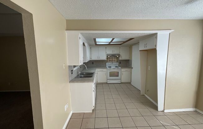 3 beds, 2 baths, $1,295