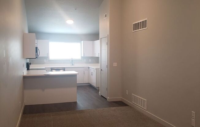 2 beds, 1 bath, $1,300