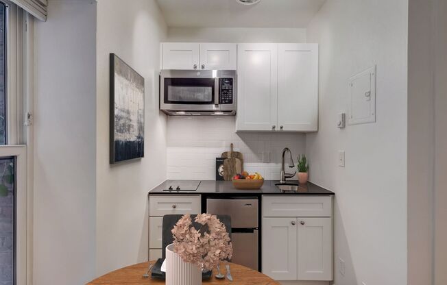Studio, 1 bath, 249 sqft, $995, Unit 305