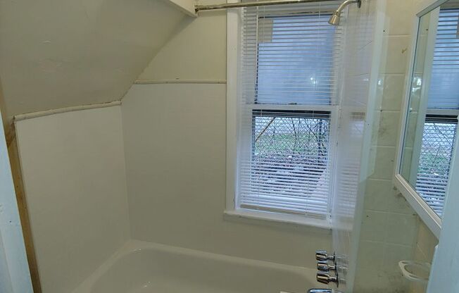 Studio, 1 bath, 500 sqft, $900, Unit 1st fl rear