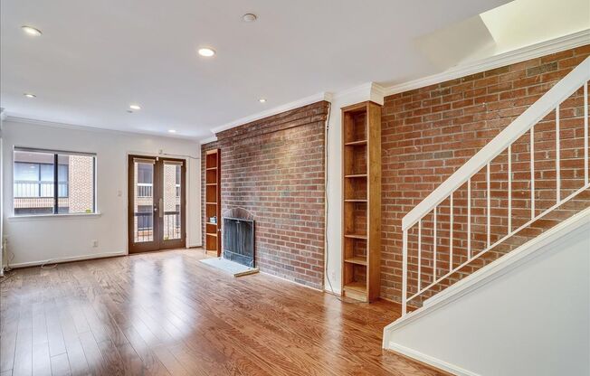 Updated townhome in popular Paper Mill Court. Walk to Georgetown Waterfront and more!