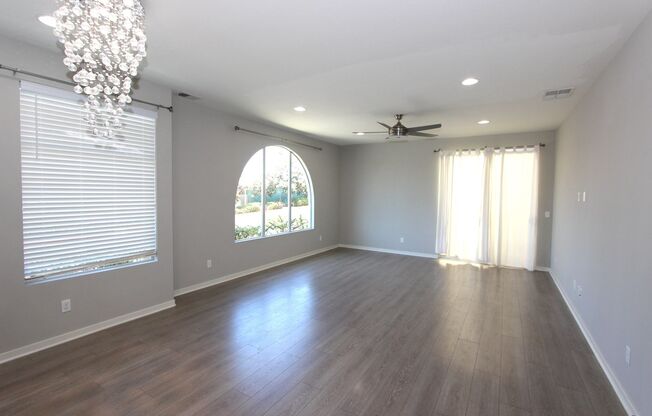 Beautiful 3 bedroom 2.5 bathroom home in Mission Valley with 2 car garage
