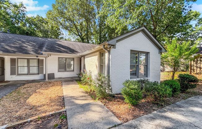 Charming Updated 2BR/2BA Duplex Close To Everything!