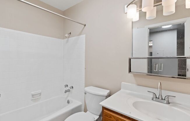 2 beds, 1 bath, $925, Unit 206