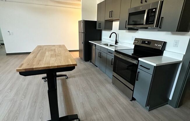 1 bed, 1 bath, 1,050 sqft, $1,950, Unit 2219-028