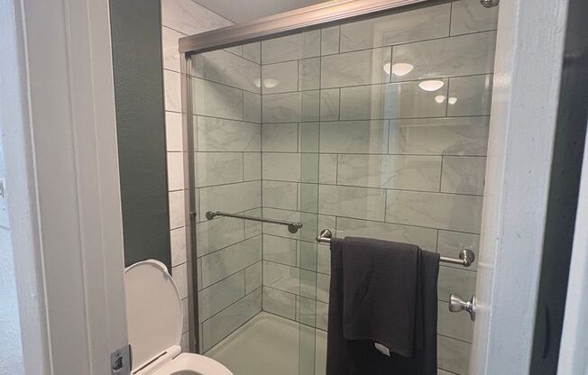 Studio, 1 bath, 370 sqft, $1,299, Unit 20