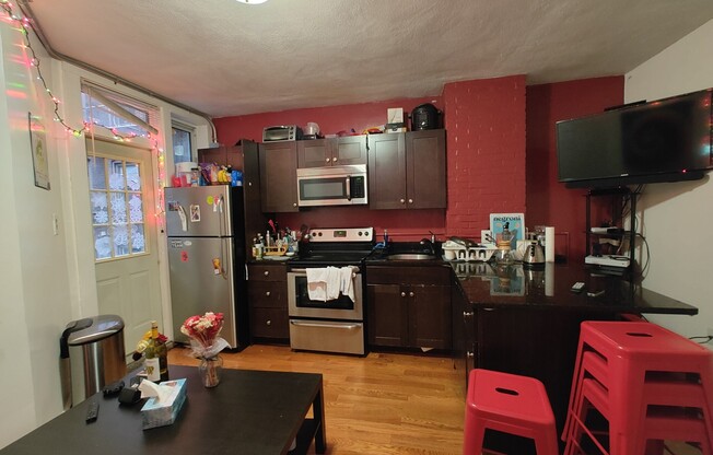 2 beds, 1 bath, $3,600, Unit 2F