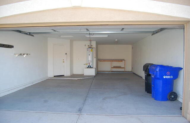 Near Basha High, 3 car tandem garage!