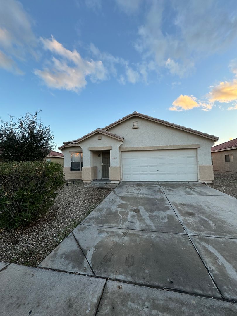 4 BEDROOM HOME IN TOLLESON