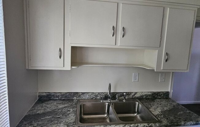 2 beds, 1 bath, 713 sqft, $895, Unit 33C