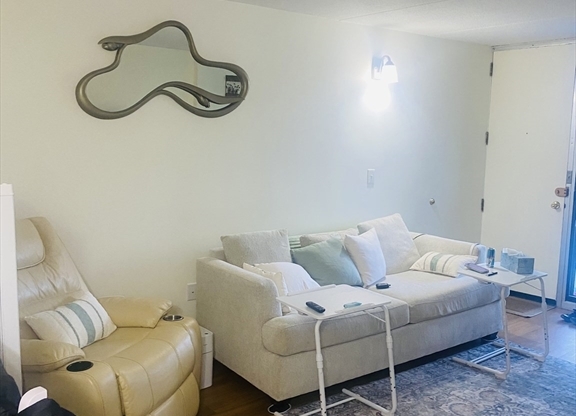 2 beds, 1 bath, 850 sqft, $2,675, Unit T-37