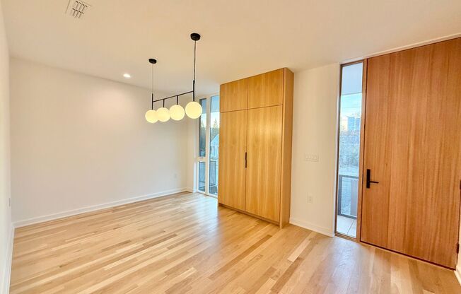 Beautiful 3BD, 3.5BA Downtown Raleigh Townhome with an Additional Bonus Room, Walkable to Premier Shopping & Dining