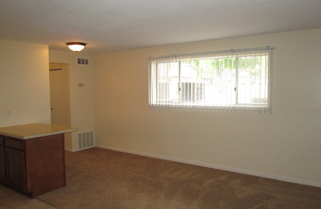 2 beds, 1 bath, 834 sqft, $750, Unit 01