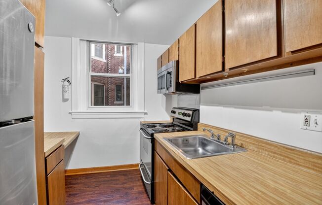 Available Now! 2Bd / 1.5Ba in the Heart of Adams Morgan!